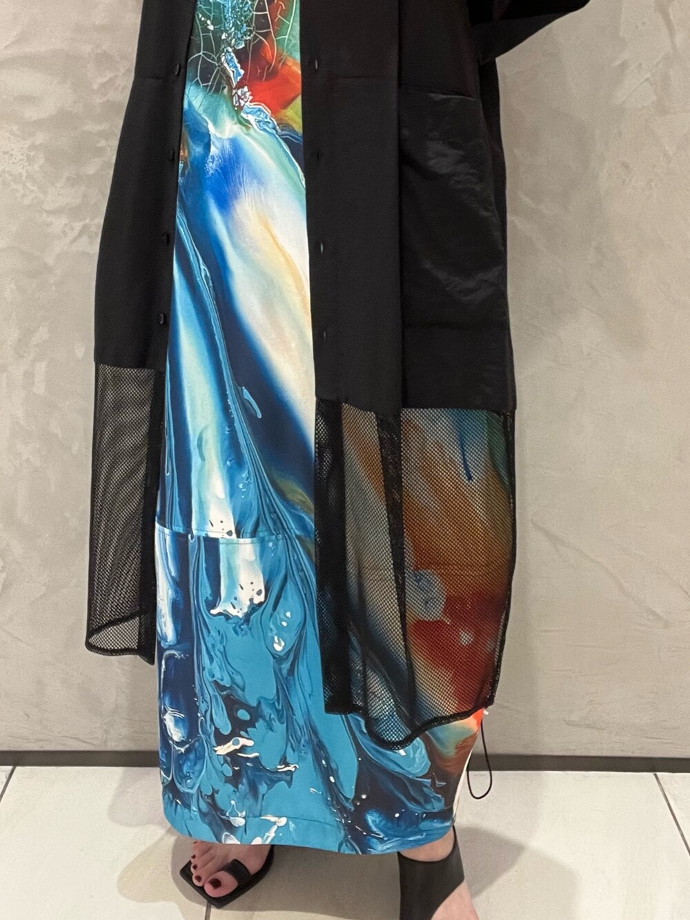 オレンジ系のワンピース、ブラック系のシャツ/ブラウス、ブラック系のサンダルを着用したレディースの春コーディネートの7枚目の写真