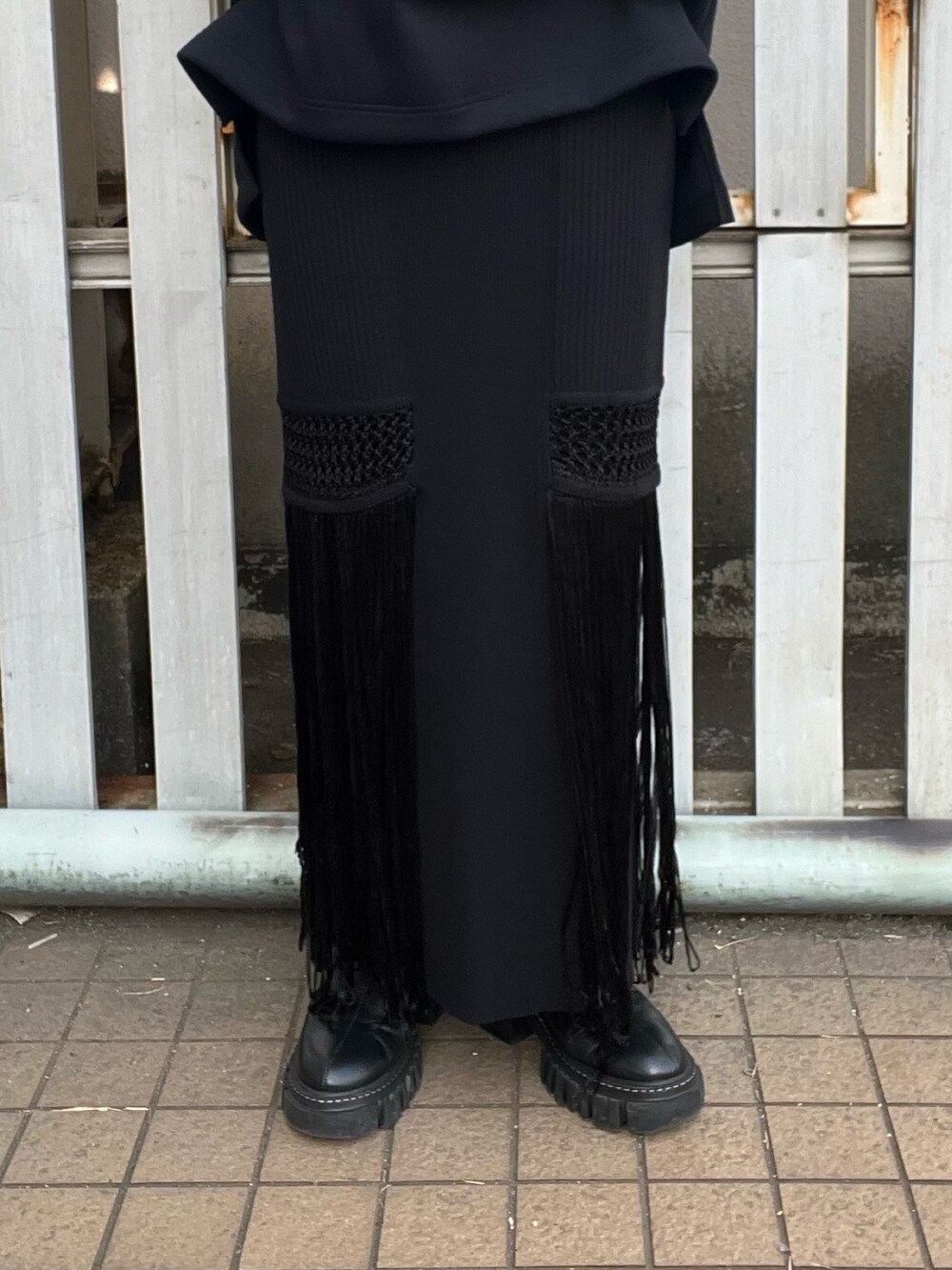 その他のTシャツ/カットソー、ブラック系のスカートを着用したレディースの冬コーディネートの4枚目の写真