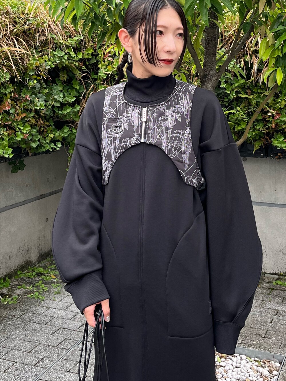 ブラック系のローファー、ブラック系のワンピース、ブラック系のショルダーバッグを着用したレディースの秋コーディネートの3枚目の写真