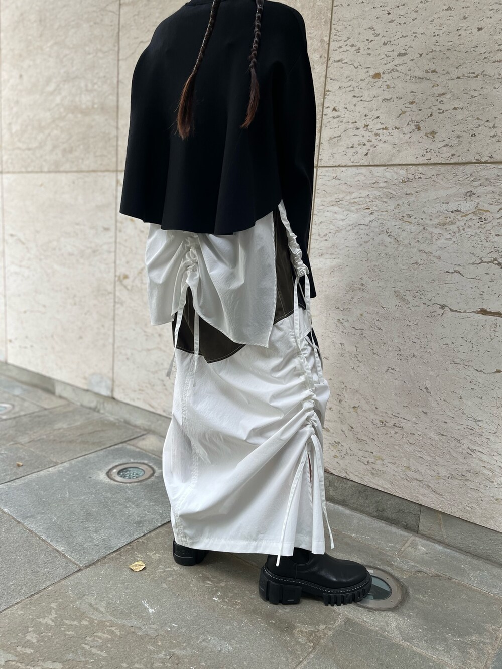 その他のシャツ/ブラウス、その他のスカート、ブラック系のニット/セーターを着用したレディースの秋コーディネートの5枚目の写真