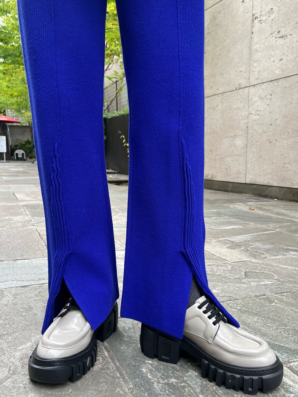 グレー系のローファー、ブラック系のニット/セーターを着用したレディースの秋コーディネートの9枚目の写真