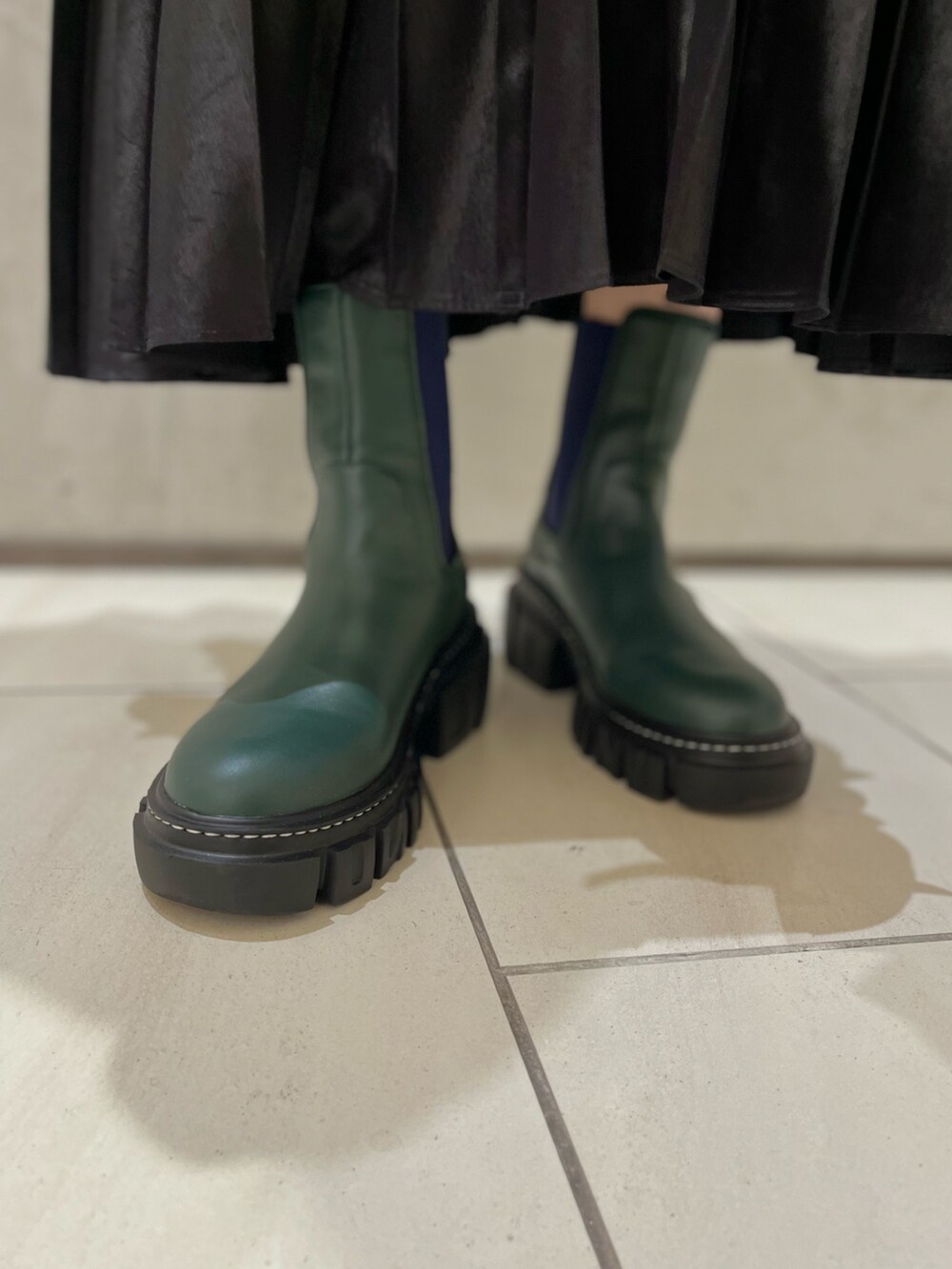 ブラック系のスカート、ホワイト系のシャツ/ブラウス、ブラック系のブルゾンを着用したレディースの秋コーディネートの6枚目の写真