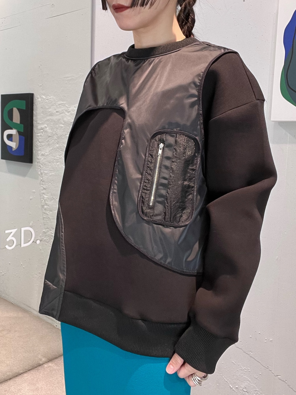 ブラック系のスウェット、ブルー系のスカート、ブラック系のブーツを着用したレディースの冬コーディネートの5枚目の写真