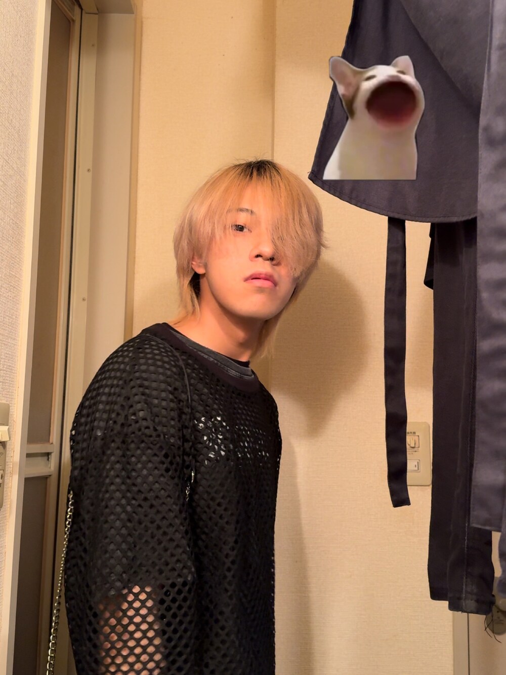 ブラック系のバッグを着用したメンズの夏コーディネートの2枚目の写真