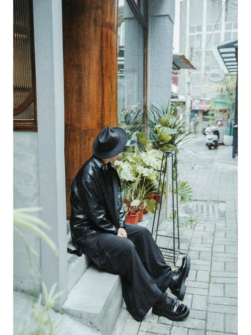 「大人カジュアル、秋ルック紹介するよ、秋服コーデ、おしゃれさんと繋がりたい、秋冬コーデ、秋、black」｜「皮襯衫のアイテム（その他トップス、ブラック系）」を使った、ifan07xxさん（メンズ・182cm）の秋コーディネートの4枚目の写真