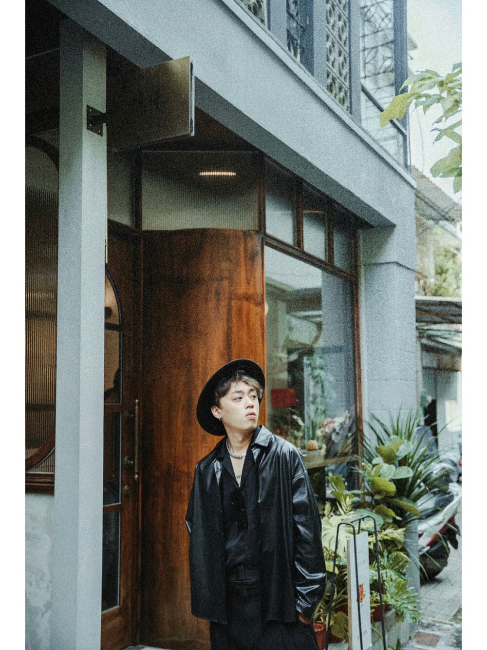 「大人カジュアル、秋ルック紹介するよ、秋服コーデ、おしゃれさんと繋がりたい、秋冬コーデ、秋、black」｜「皮襯衫のアイテム（その他トップス、ブラック系）」を使った、ifan07xxさん（メンズ・182cm）の秋コーディネートの2枚目の写真