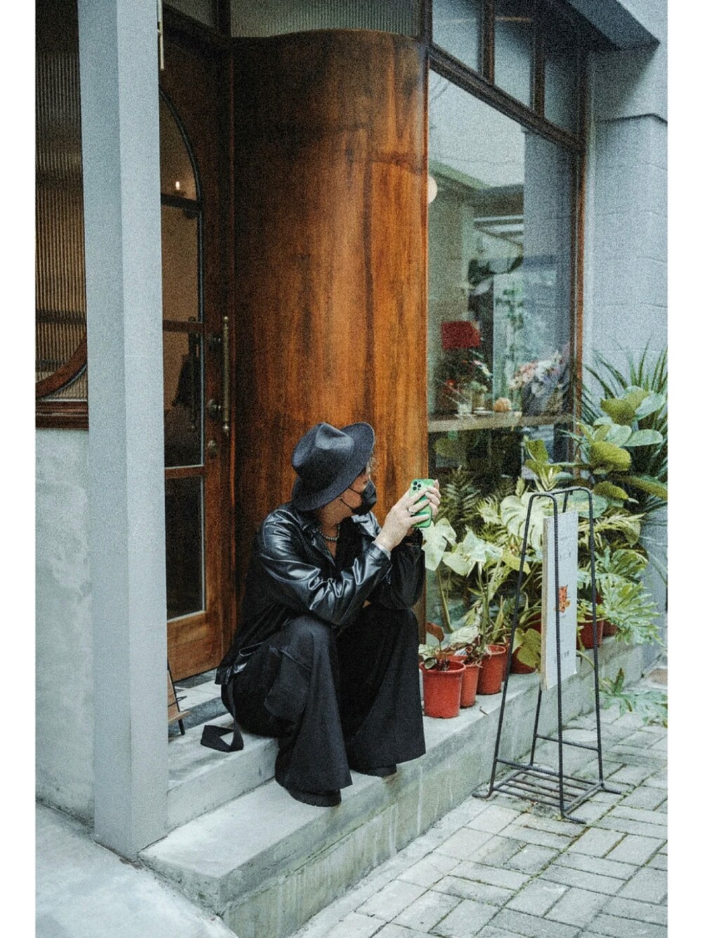 「大人カジュアル、秋ルック紹介するよ、秋服コーデ、おしゃれさんと繋がりたい、秋冬コーデ、秋、black」｜「皮襯衫のアイテム（その他トップス、ブラック系）」を使った、ifan07xxさん（メンズ・182cm）の秋コーディネートの3枚目の写真