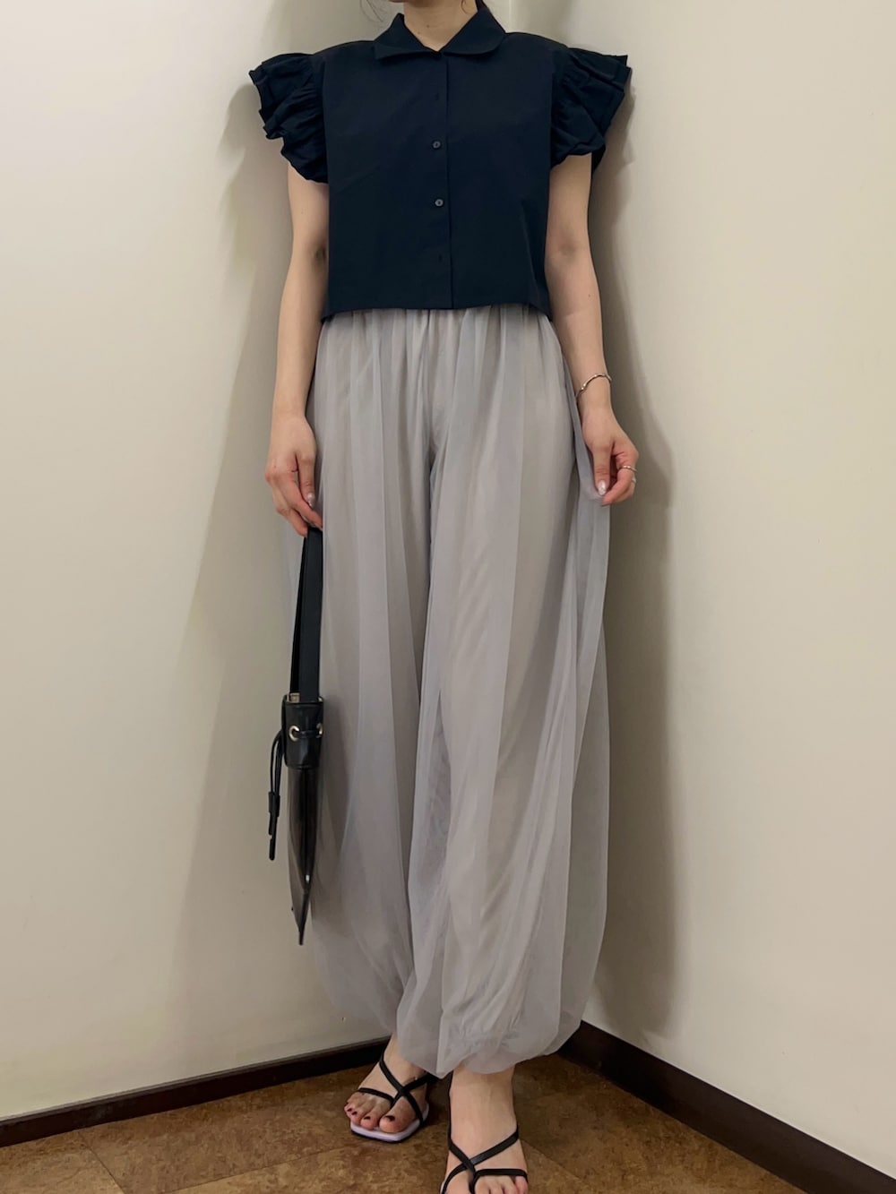 グレー系のその他パンツ、ブラック系のシャツ/ブラウスを着用したレディースの夏コーディネートの3枚目の写真