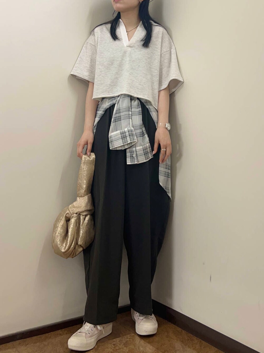 ホワイト系のシャツ/ブラウス、グレー系のその他パンツ、グレー系のポロシャツを着用したレディースの春コーディネートの3枚目の写真