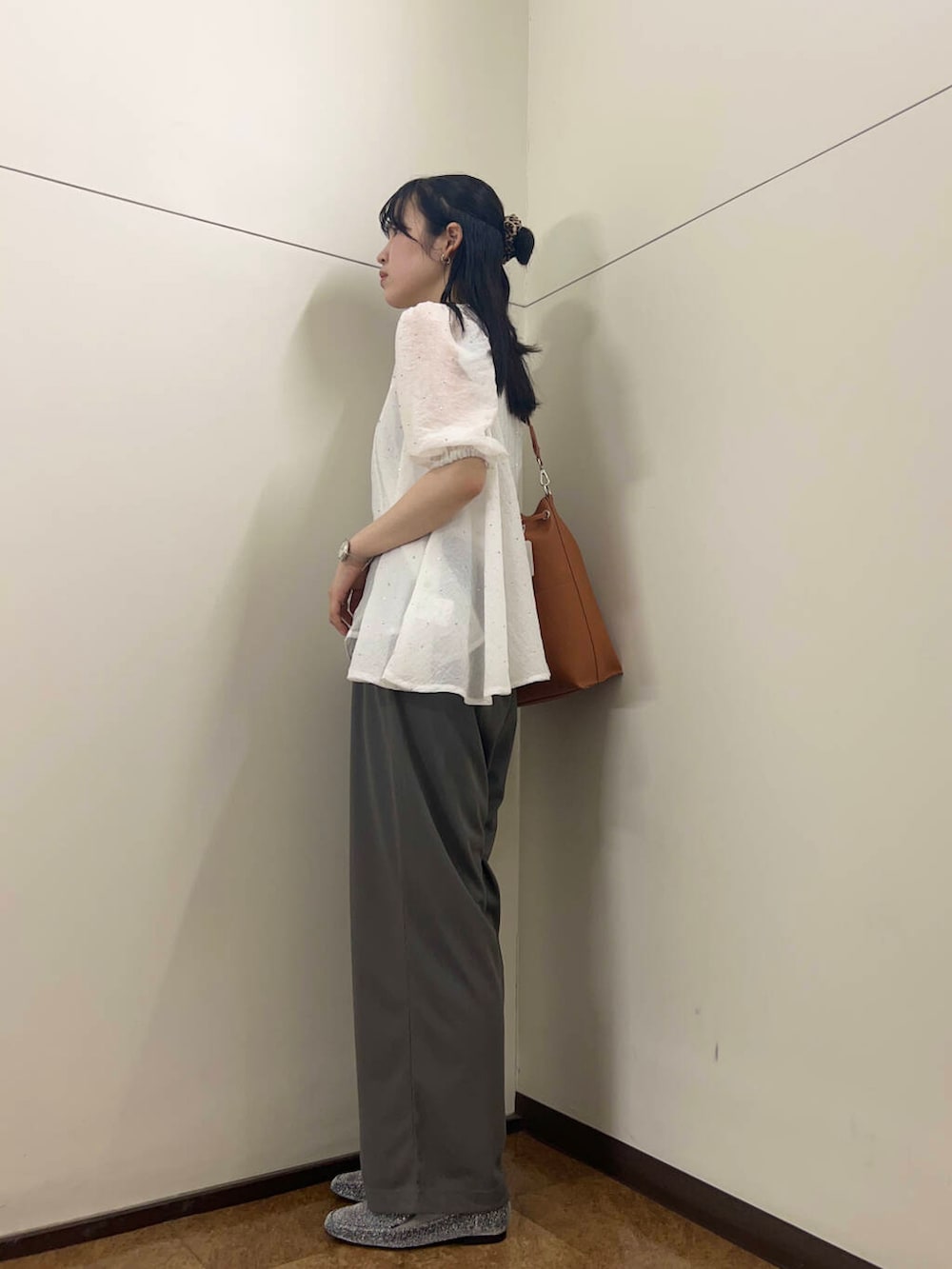 ホワイト系のシャツ/ブラウスを着用したレディースの春コーディネートの2枚目の写真