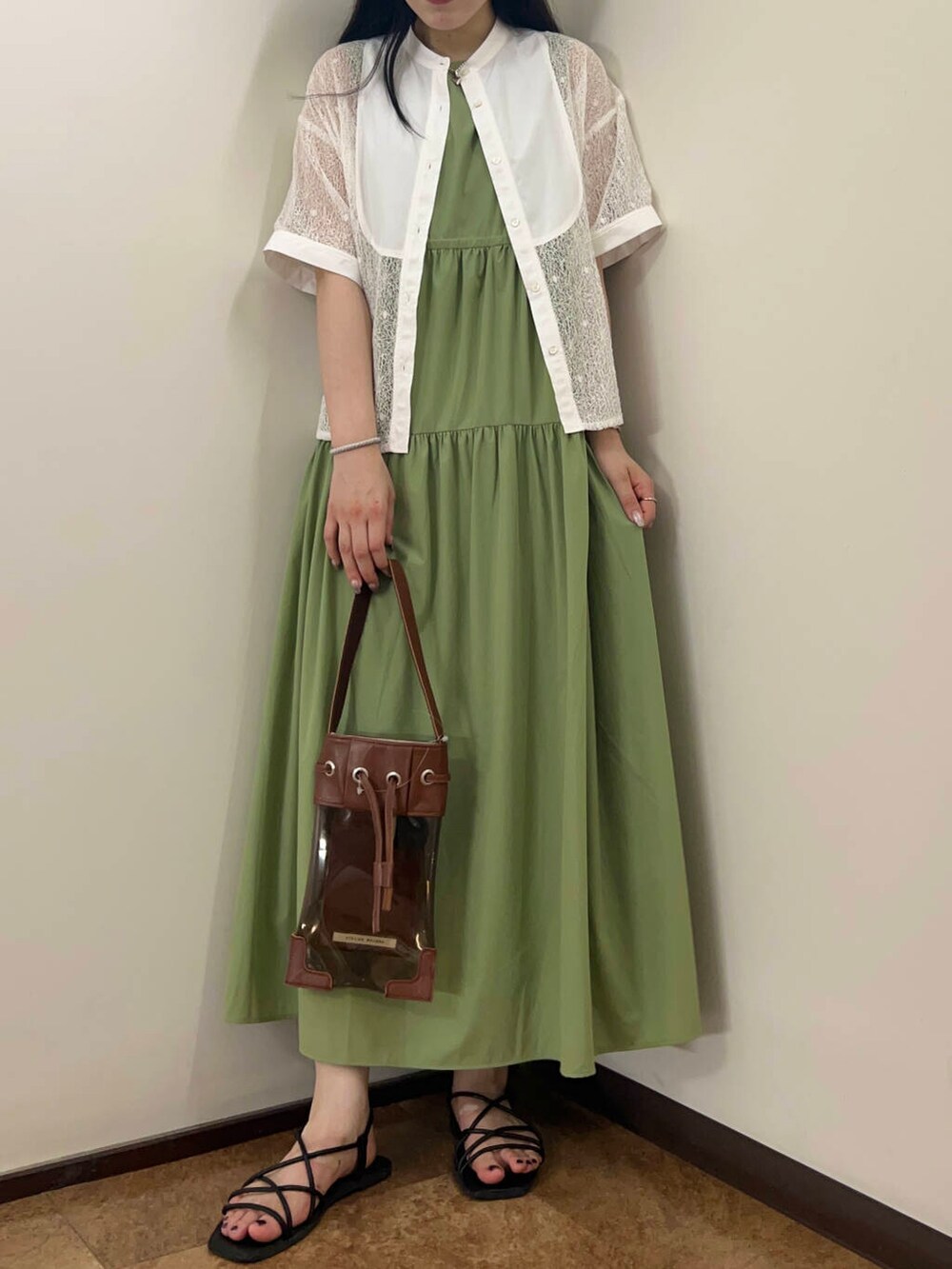 グリーン系のワンピース、ホワイト系のシャツ/ブラウスを着用したレディースの夏コーディネートの3枚目の写真
