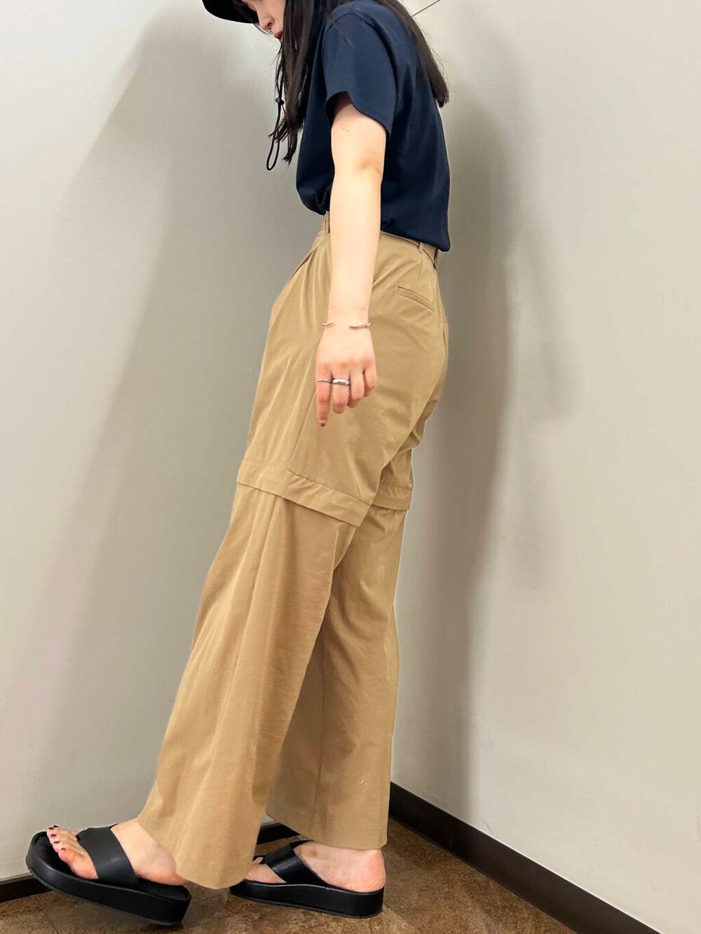 ブラウン系のその他パンツ、ブルー系のTシャツ/カットソー、ブラック系のハットを着用したレディースの夏コーディネートの2枚目の写真