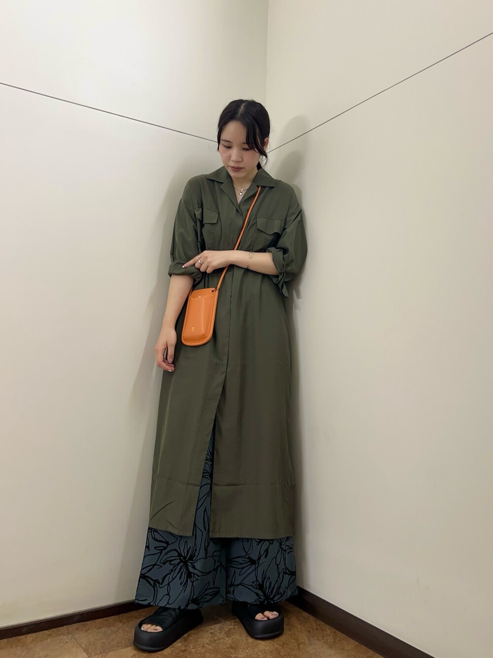 グリーン系のワンピース、グリーン系のその他パンツ、ブラック系のサンダルを着用したレディースの夏コーディネートの3枚目の写真