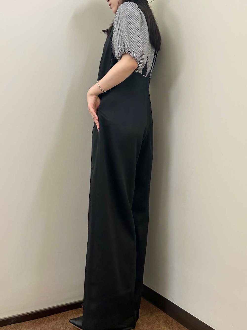 ブラック系のサロペット/オーバーオール、ブルー系のTシャツ/カットソー、ブラック系のハットを着用したレディースの夏コーディネートの2枚目の写真