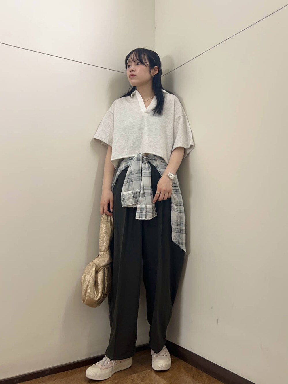 ホワイト系のシャツ/ブラウス、グレー系のその他パンツ、グレー系のポロシャツを着用したレディースの春コーディネートの4枚目の写真