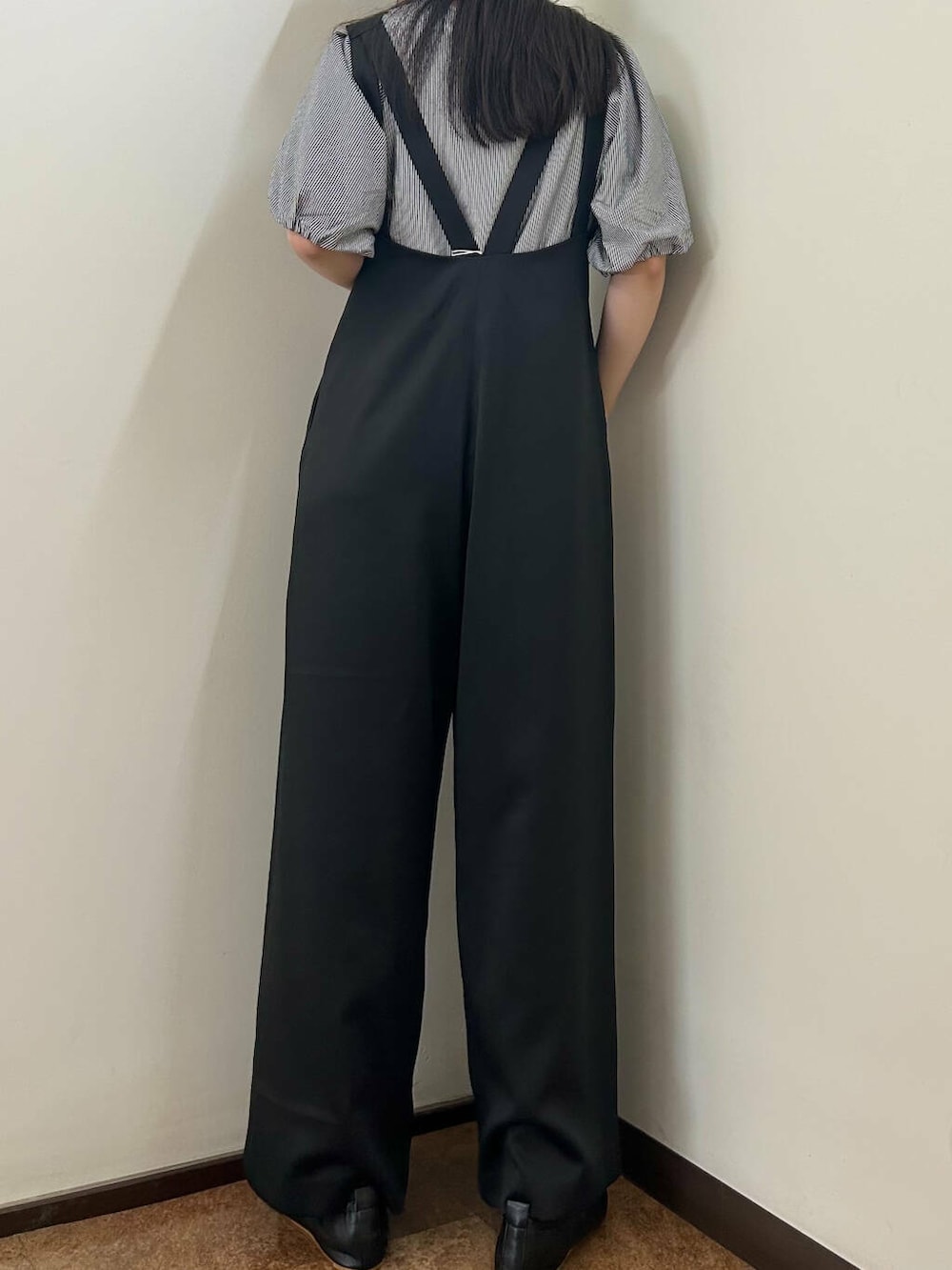 ブラック系のサロペット/オーバーオール、ブルー系のTシャツ/カットソー、ブラック系のハットを着用したレディースの夏コーディネートの3枚目の写真