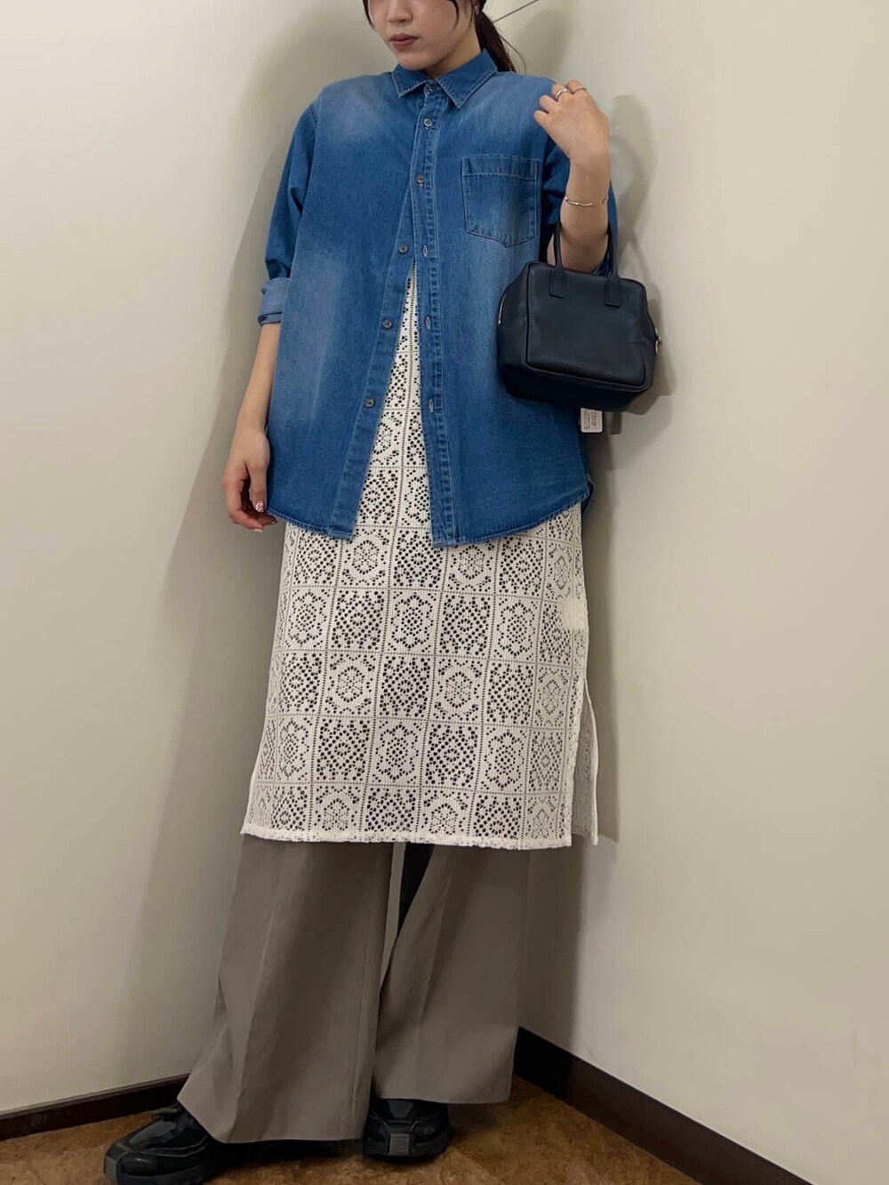 ブルー系のシャツ/ブラウス、ホワイト系のワンピースを着用したレディースの秋コーディネートの3枚目の写真