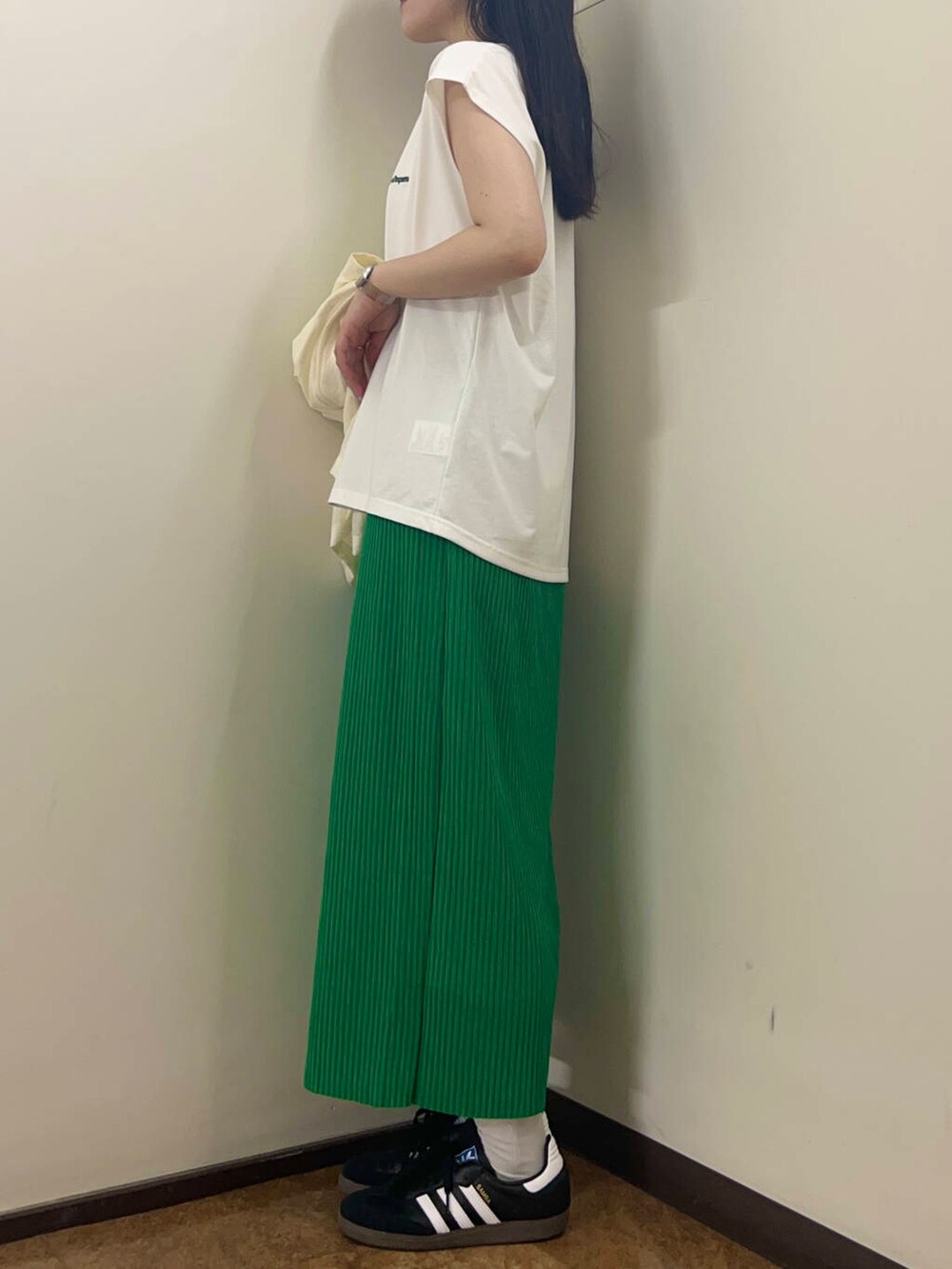 グリーン系のスカート、ホワイト系のその他アウター、ホワイト系のTシャツ/カットソーを着用したレディースの夏コーディネートの2枚目の写真