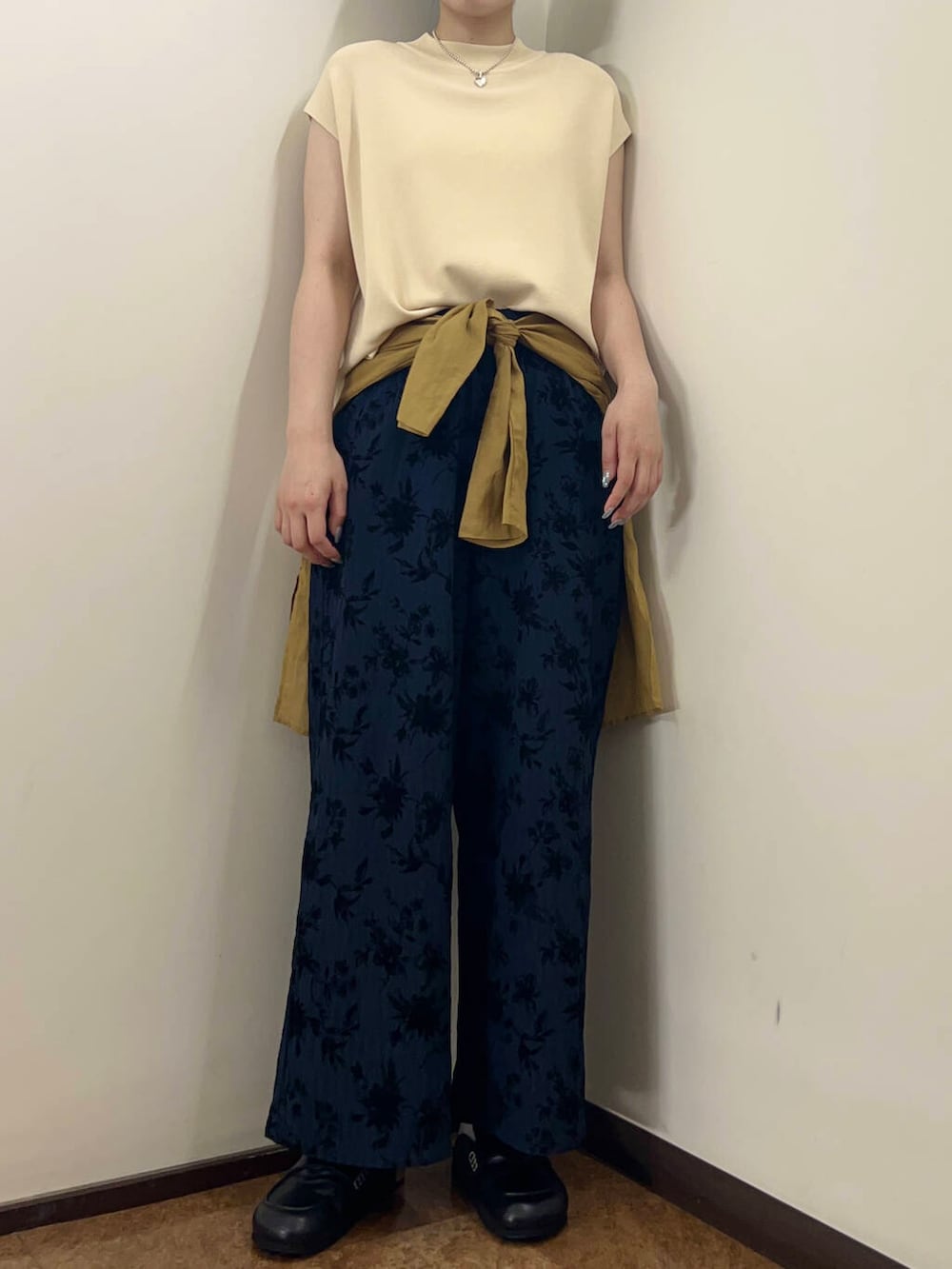 ホワイト系のニット/セーター、ブルー系のその他パンツを着用したレディースの夏コーディネートの3枚目の写真