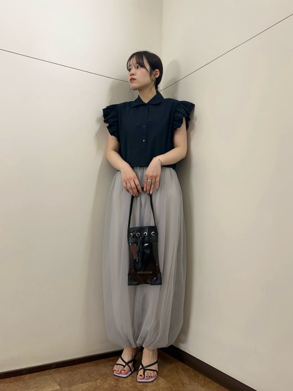 グレー系のその他パンツ、ブラック系のシャツ/ブラウスを着用したレディースの夏コーディネートの4枚目の写真