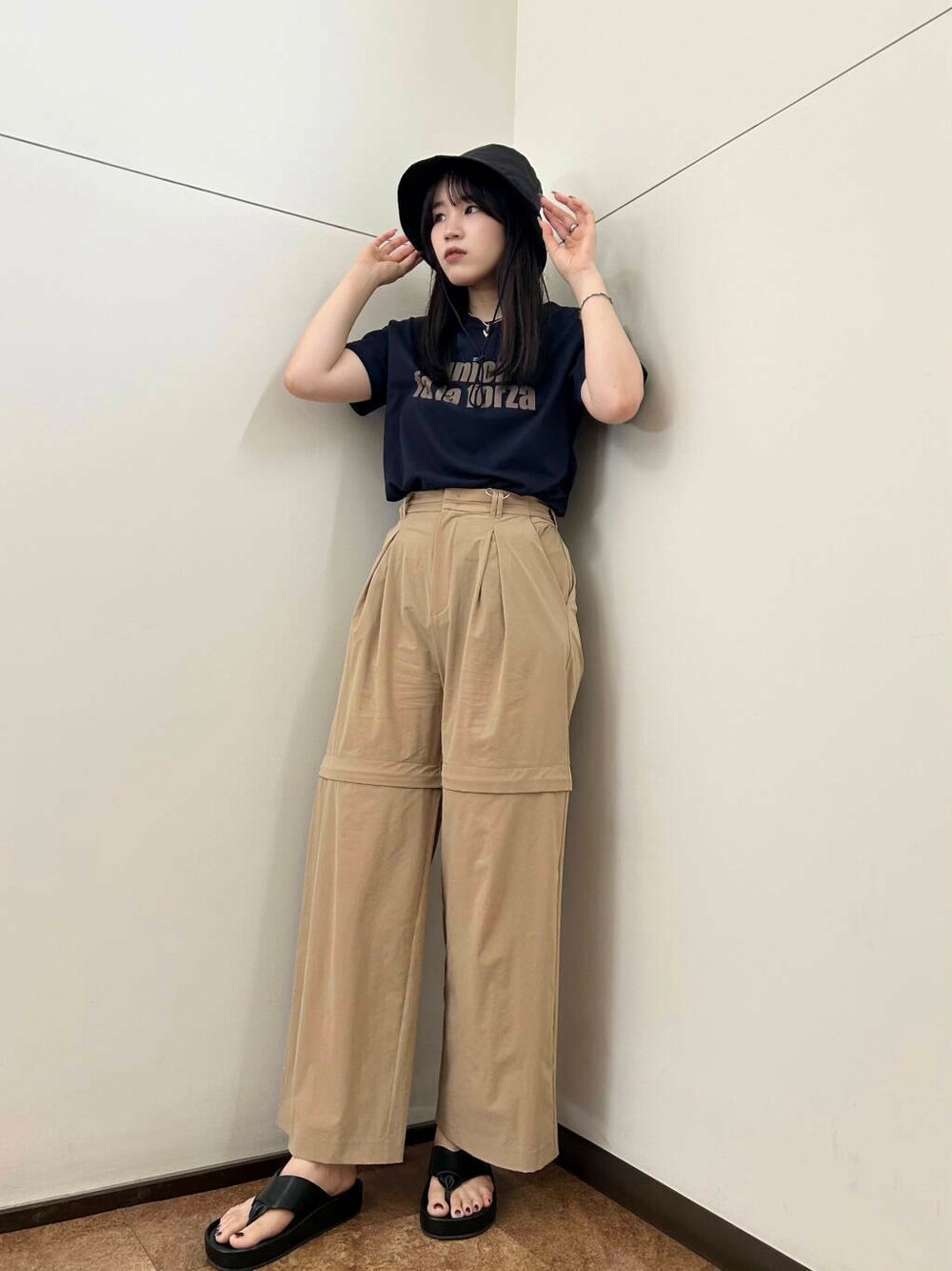 ブラウン系のその他パンツ、ブルー系のTシャツ/カットソー、ブラック系のハットを着用したレディースの夏コーディネートの4枚目の写真