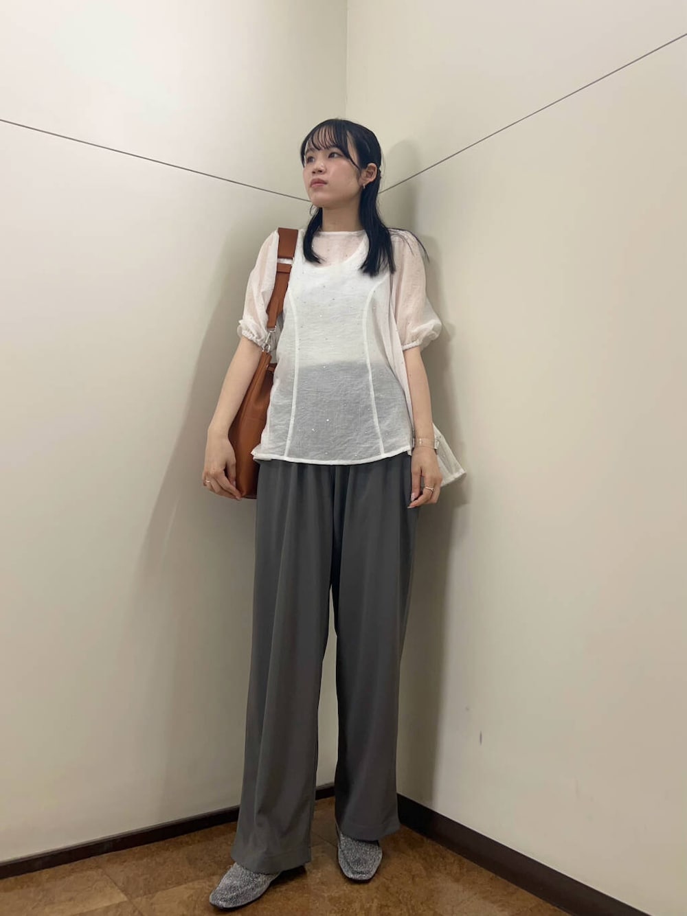 ホワイト系のシャツ/ブラウスを着用したレディースの春コーディネートの4枚目の写真