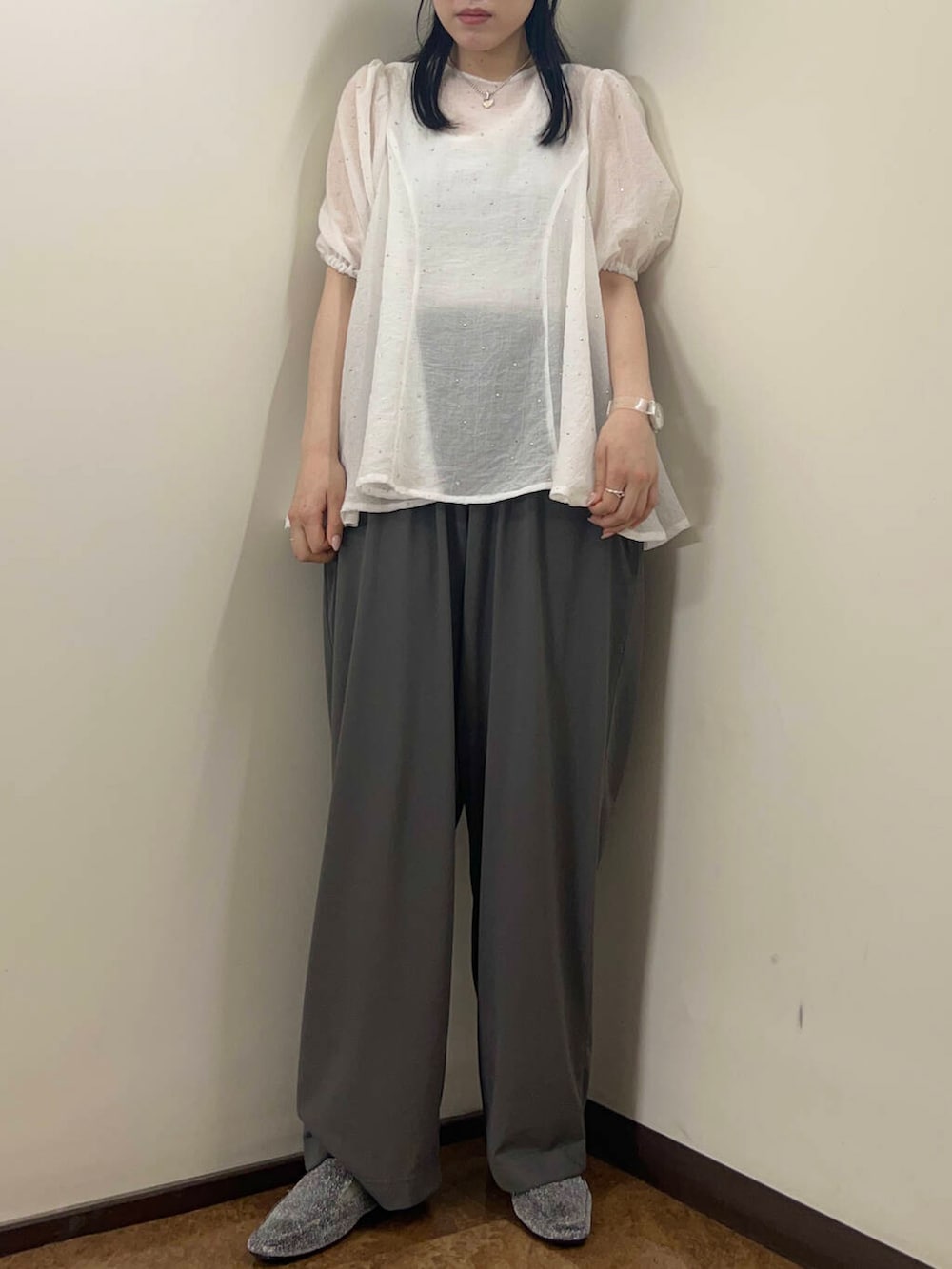 ホワイト系のシャツ/ブラウスを着用したレディースの春コーディネートの3枚目の写真