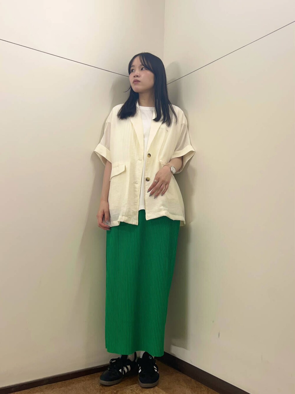 グリーン系のスカート、ホワイト系のその他アウター、ホワイト系のTシャツ/カットソーを着用したレディースの夏コーディネートの4枚目の写真