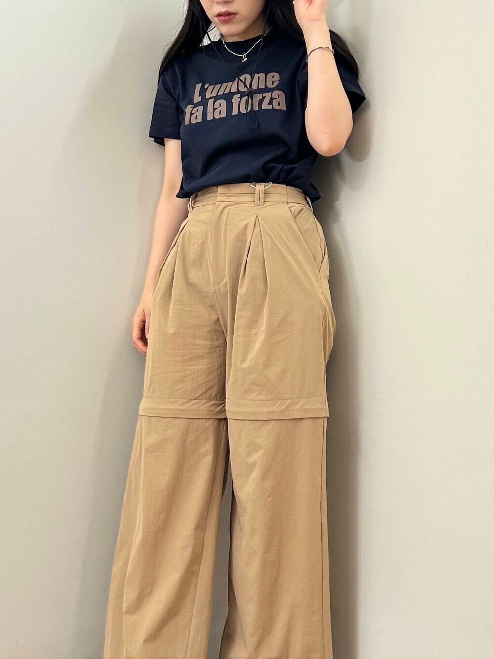 ブラウン系のその他パンツ、ブルー系のTシャツ/カットソー、ブラック系のハットを着用したレディースの夏コーディネートの3枚目の写真