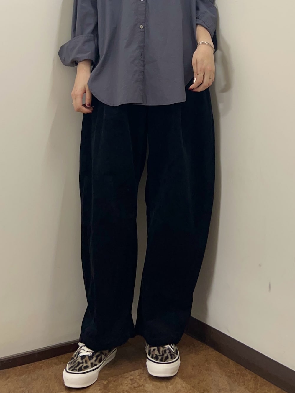 グレー系のシャツ/ブラウス、ブラック系のその他パンツを着用したレディースの秋コーディネートの3枚目の写真