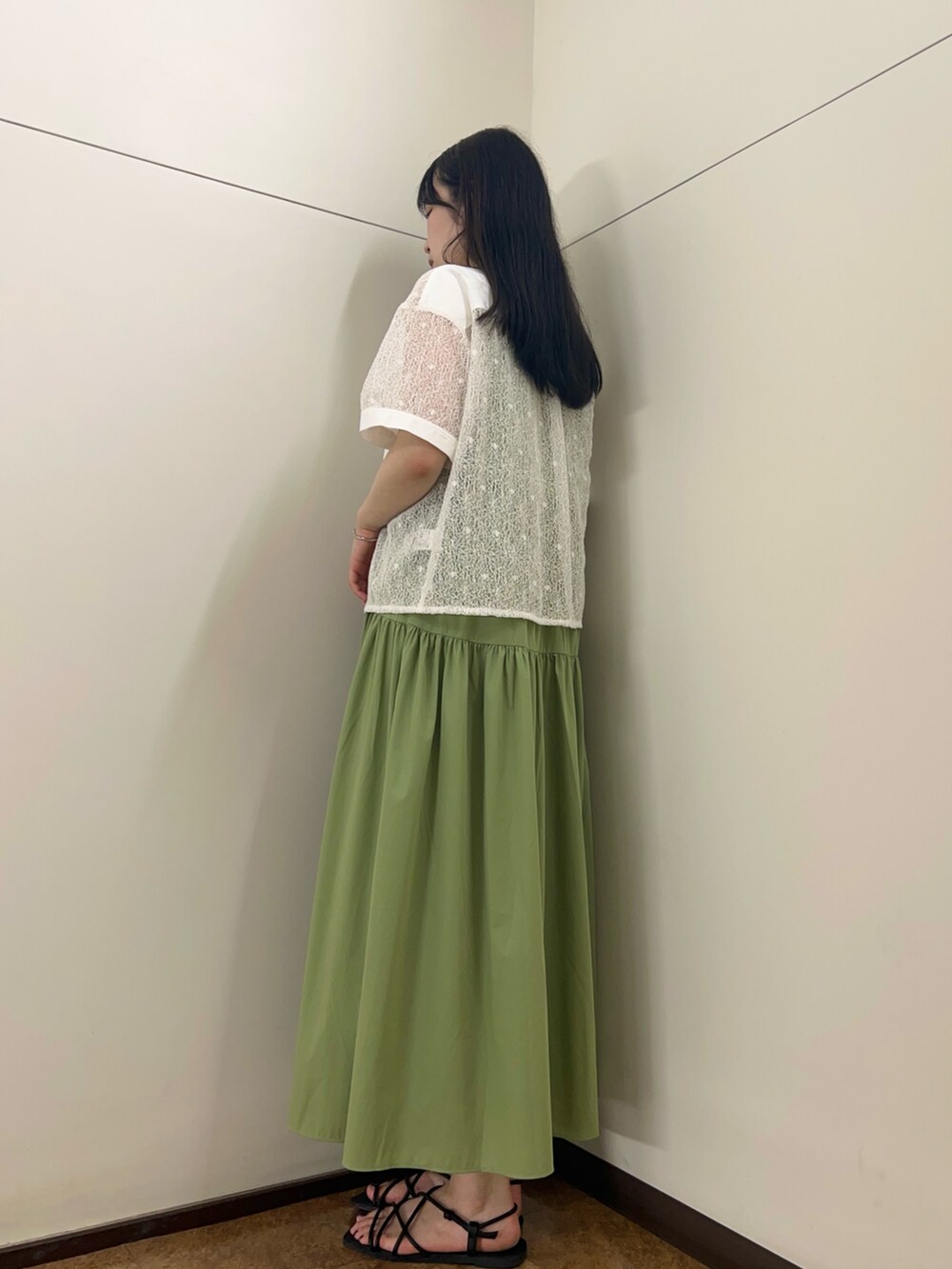 グリーン系のワンピース、ホワイト系のシャツ/ブラウスを着用したレディースの夏コーディネートの2枚目の写真