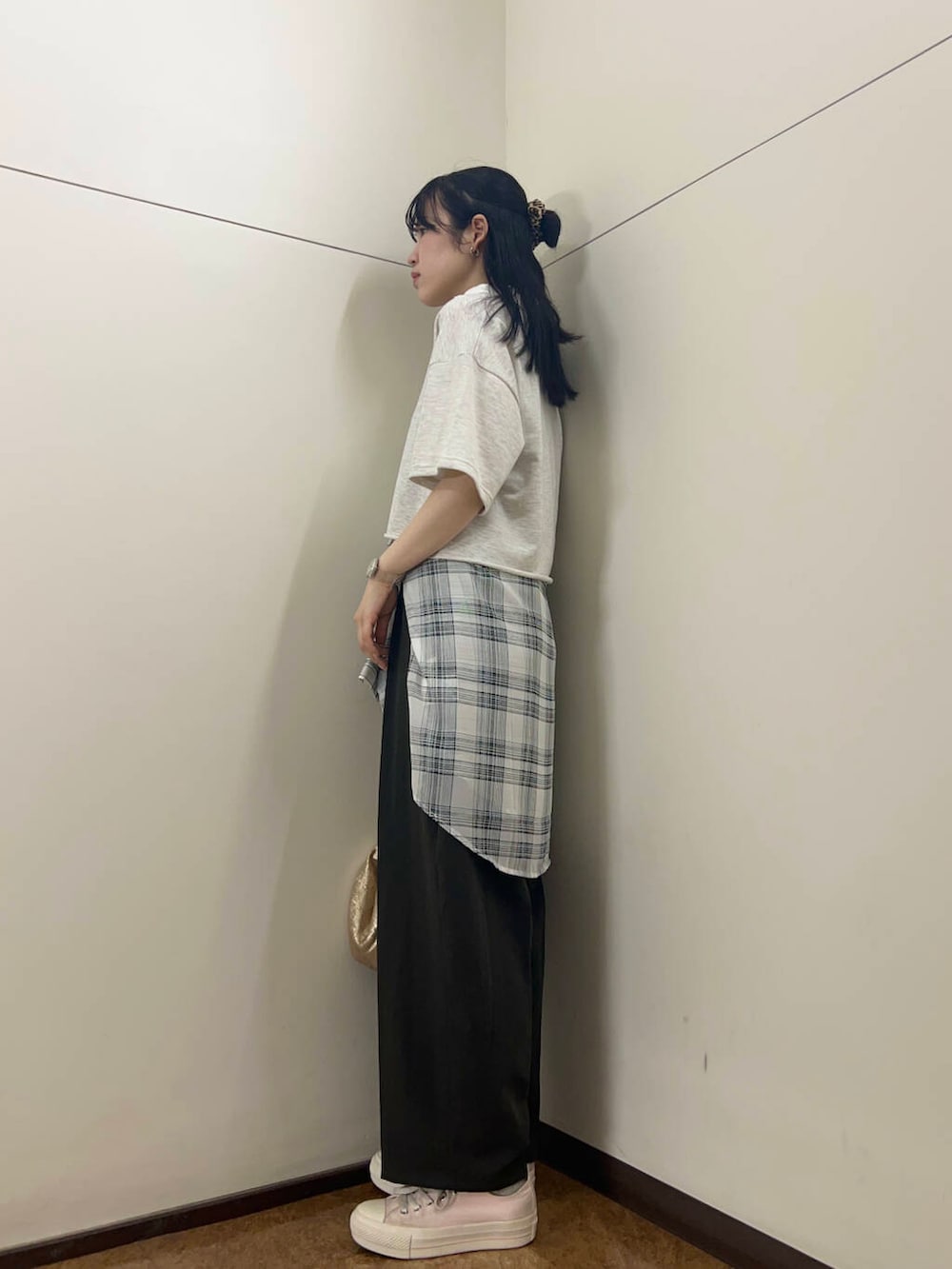 ホワイト系のシャツ/ブラウス、グレー系のその他パンツ、グレー系のポロシャツを着用したレディースの春コーディネートの2枚目の写真