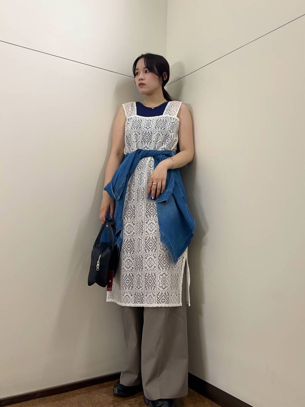 ブルー系のシャツ/ブラウス、ホワイト系のワンピースを着用したレディースの秋コーディネートの4枚目の写真