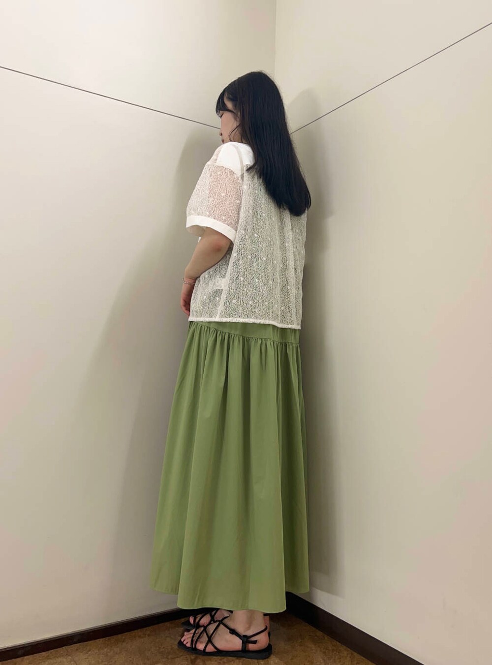 グリーン系のワンピース、ホワイト系のシャツ/ブラウスを着用したレディースの夏コーディネートの2枚目の写真