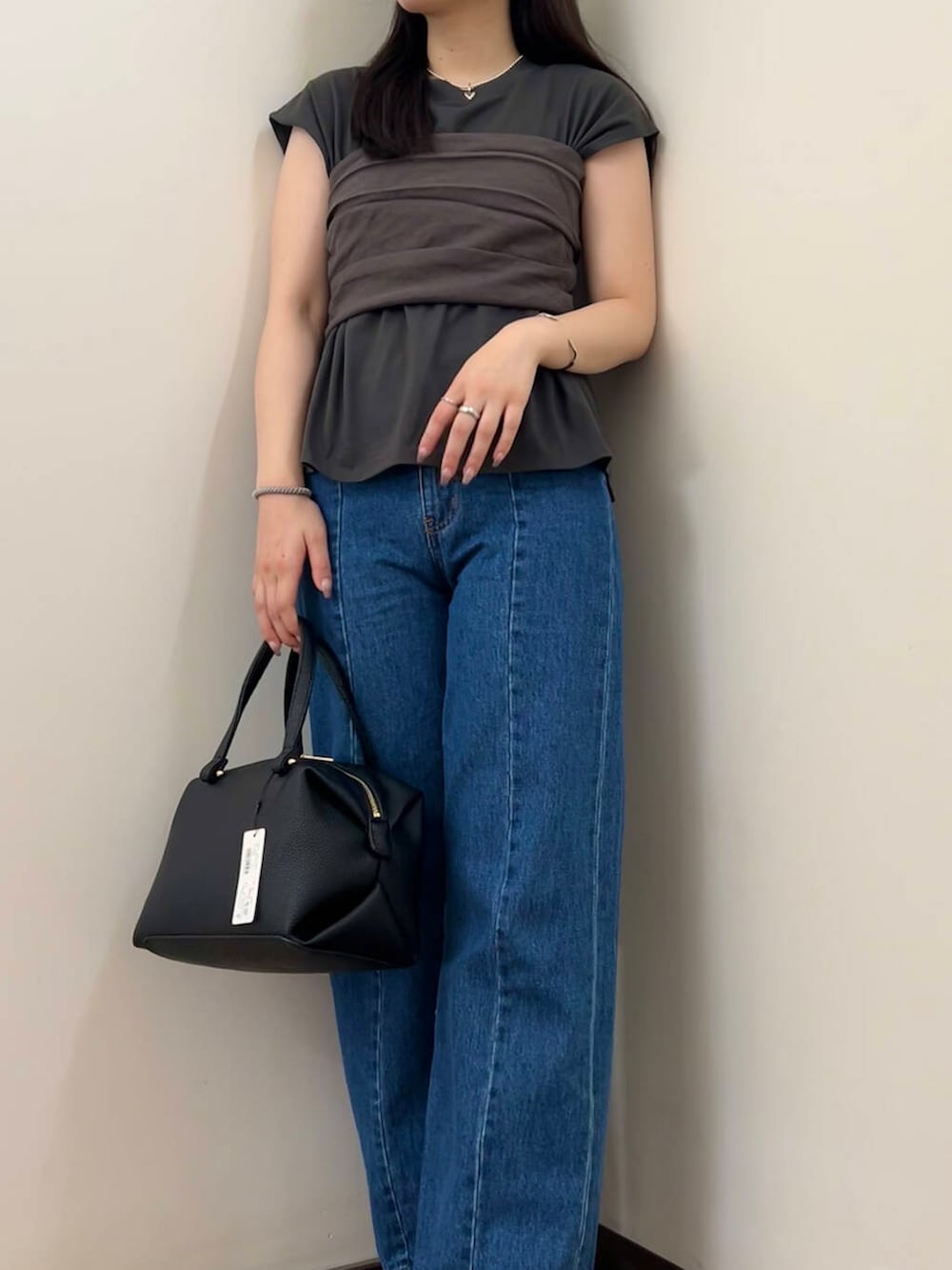 ブルー系のデニムパンツ、ブラウン系のTシャツ/カットソー、グレー系のTシャツ/カットソーを着用したレディースの夏コーディネートの3枚目の写真