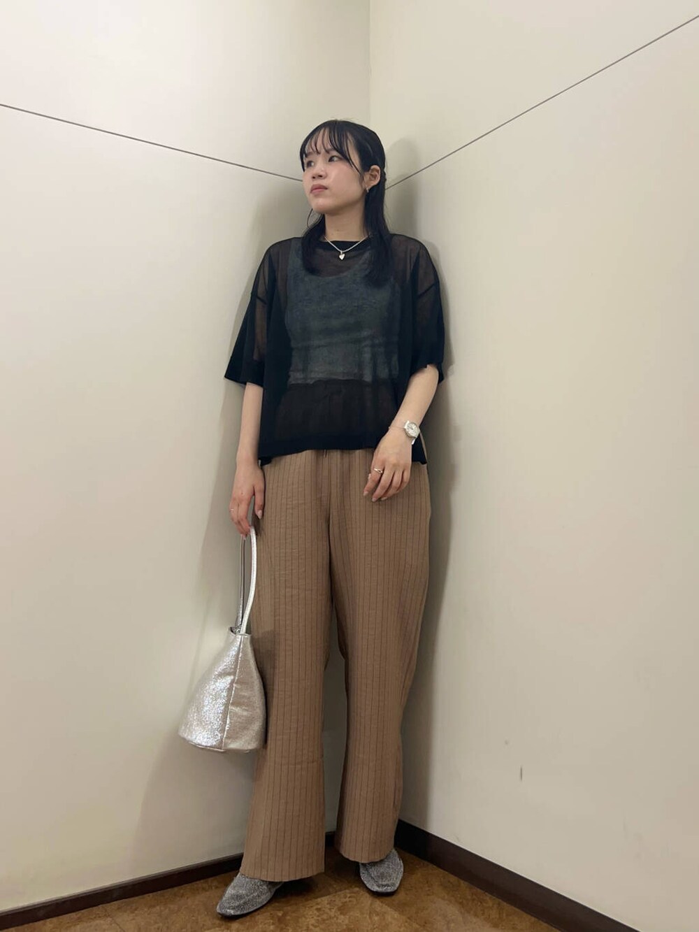 ブラウン系のその他パンツ、ブラック系のニット/セーターを着用したレディースの春コーディネートの4枚目の写真