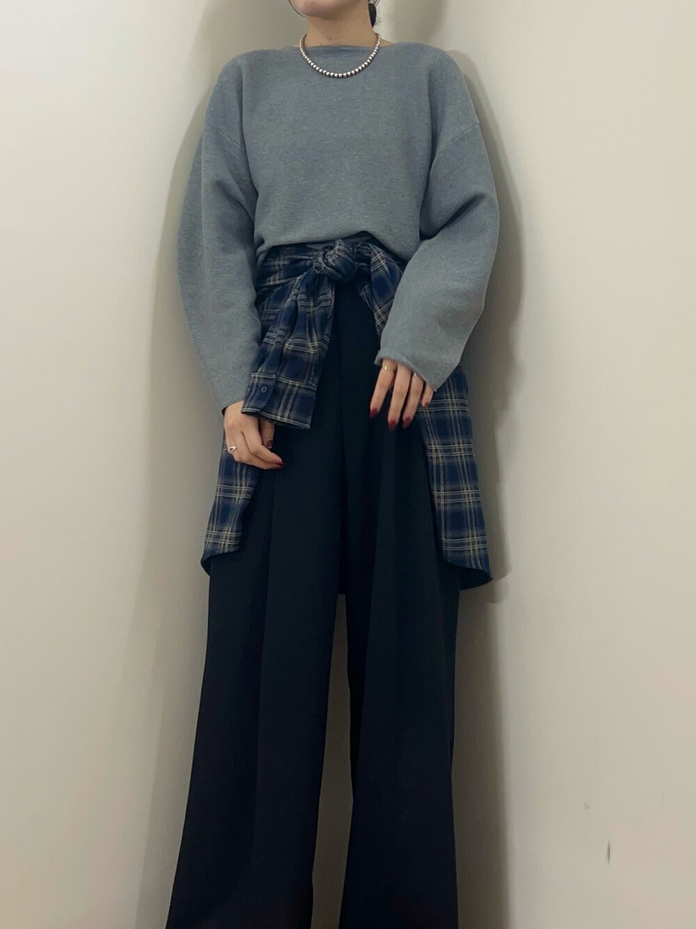 グレー系のニット/セーター、ブルー系のシャツ/ブラウスを着用したレディースの秋コーディネートの3枚目の写真