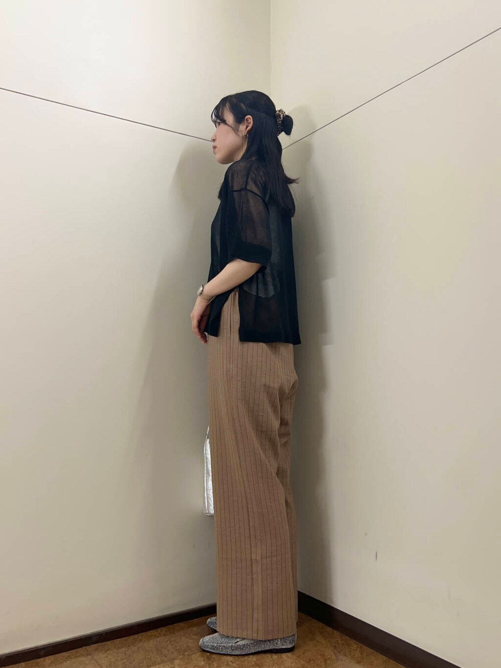 ブラウン系のその他パンツ、ブラック系のニット/セーターを着用したレディースの春コーディネートの2枚目の写真