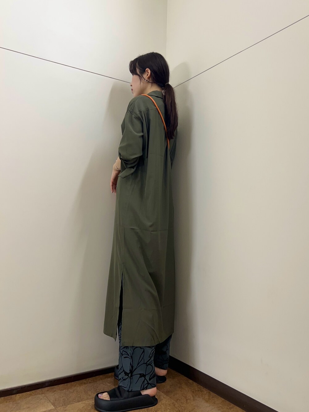 グリーン系のワンピース、グリーン系のその他パンツ、ブラック系のサンダルを着用したレディースの夏コーディネートの2枚目の写真