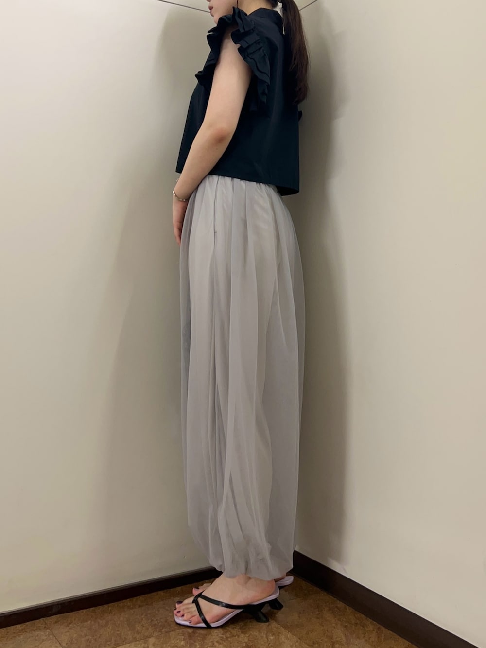 グレー系のその他パンツ、ブラック系のシャツ/ブラウスを着用したレディースの夏コーディネートの2枚目の写真