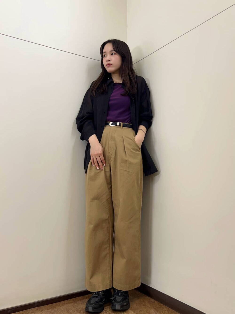 レッド系のタンクトップ、ブラック系のシャツ/ブラウス、イエロー系のチノパンツを着用したレディースの秋コーディネートの3枚目の写真