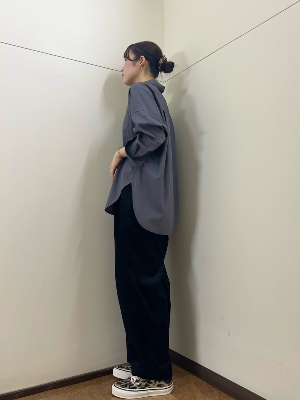 グレー系のシャツ/ブラウス、ブラック系のその他パンツを着用したレディースの秋コーディネートの2枚目の写真