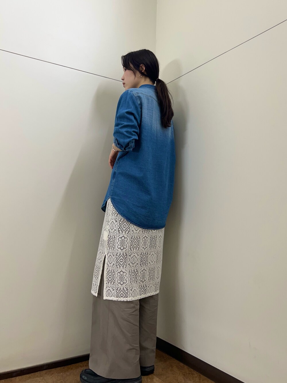 ブルー系のシャツ/ブラウス、ホワイト系のワンピースを着用したレディースの秋コーディネートの2枚目の写真