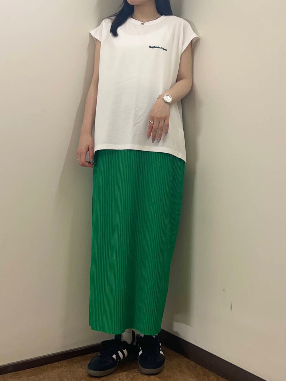 グリーン系のスカート、ホワイト系のその他アウター、ホワイト系のTシャツ/カットソーを着用したレディースの夏コーディネートの3枚目の写真