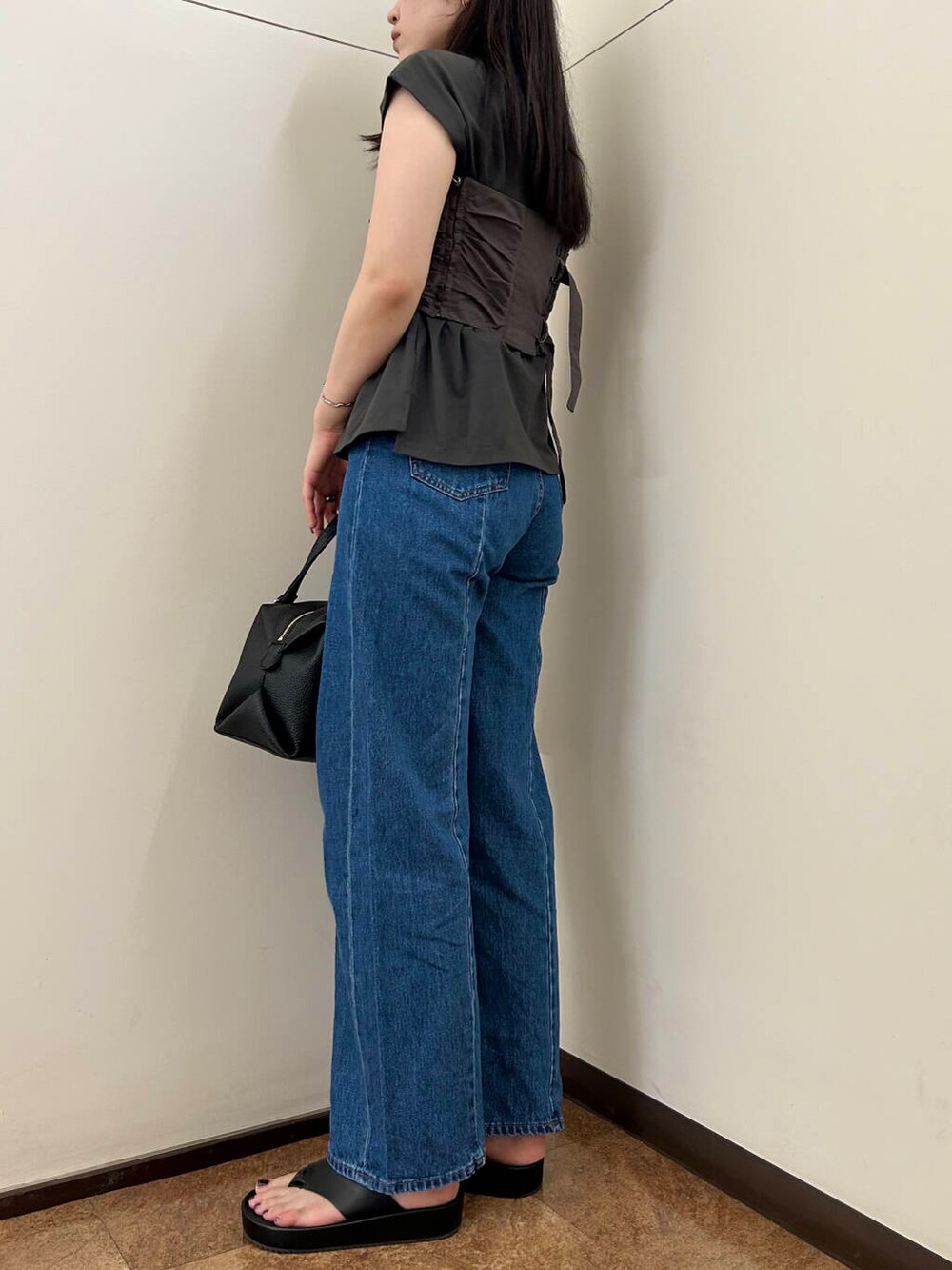 ブルー系のデニムパンツ、ブラウン系のTシャツ/カットソー、グレー系のTシャツ/カットソーを着用したレディースの夏コーディネートの2枚目の写真