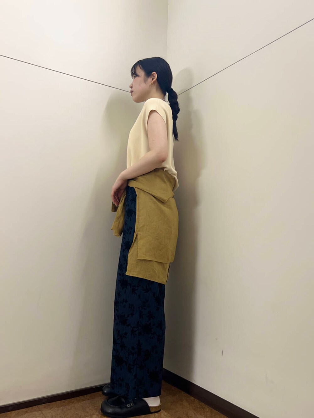 ホワイト系のニット/セーター、ブルー系のその他パンツを着用したレディースの夏コーディネートの2枚目の写真