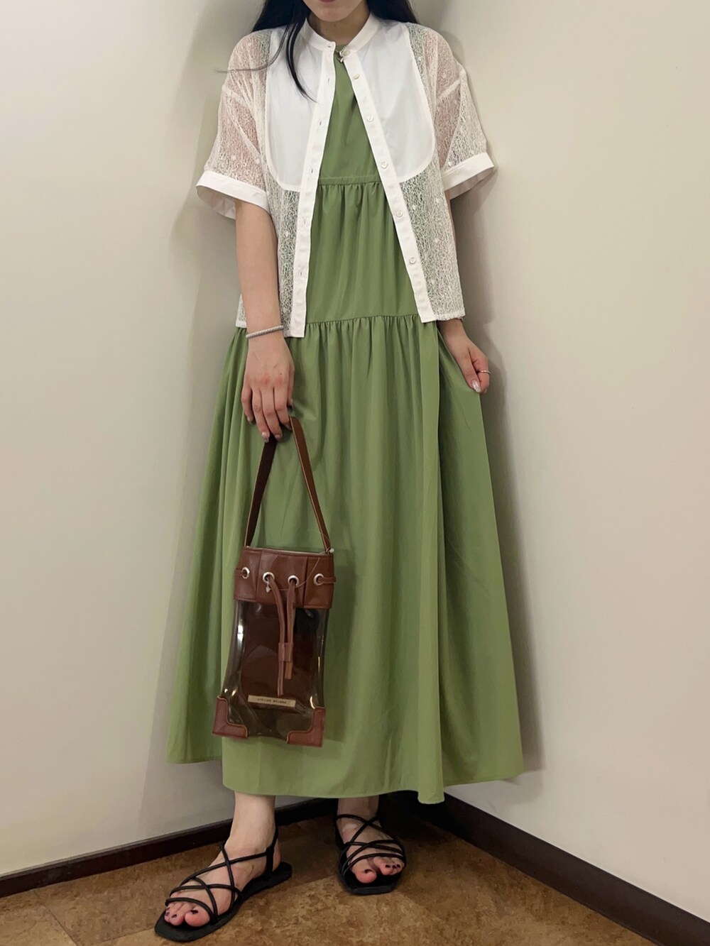 グリーン系のワンピース、ホワイト系のシャツ/ブラウスを着用したレディースの夏コーディネートの3枚目の写真