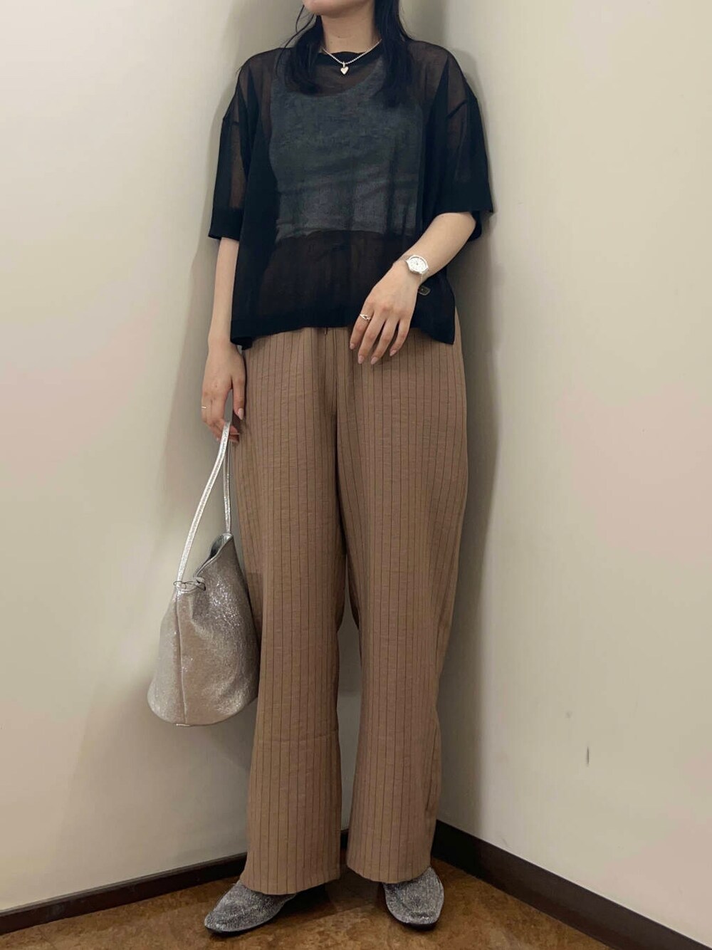 ブラウン系のその他パンツ、ブラック系のニット/セーターを着用したレディースの春コーディネートの3枚目の写真