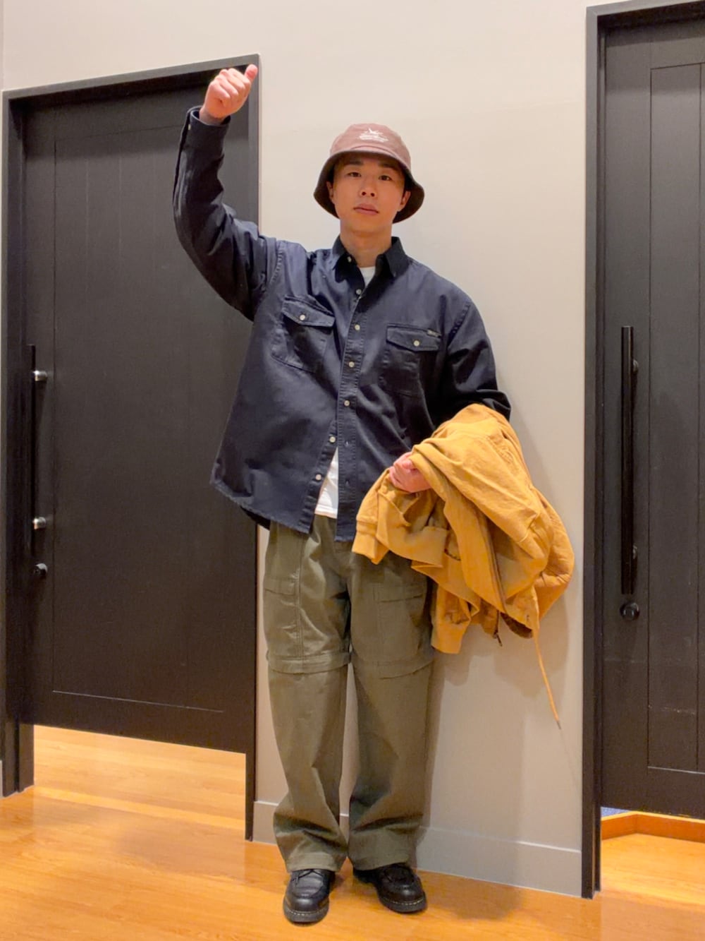 イエロー系のブルゾン、ブルー系のシャツ/ブラウス、ホワイト系のTシャツ/カットソーを着用したメンズの冬コーディネートの3枚目の写真