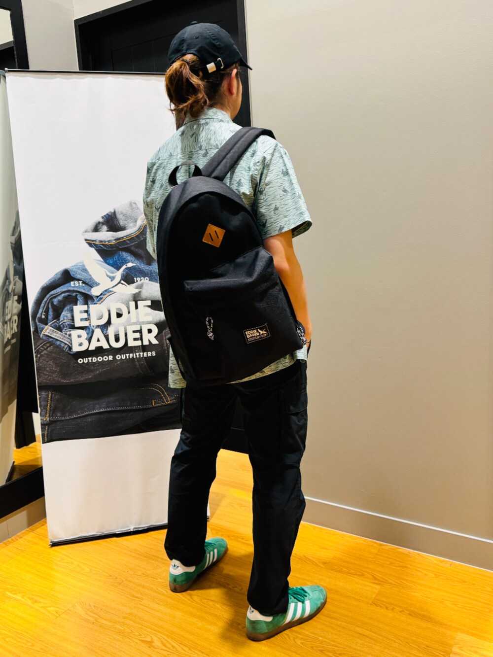 グリーン系のTシャツ/カットソー、グリーン系のシャツ/ブラウス、ブラック系のバックパック/リュックを着用したメンズの春コーディネートの3枚目の写真